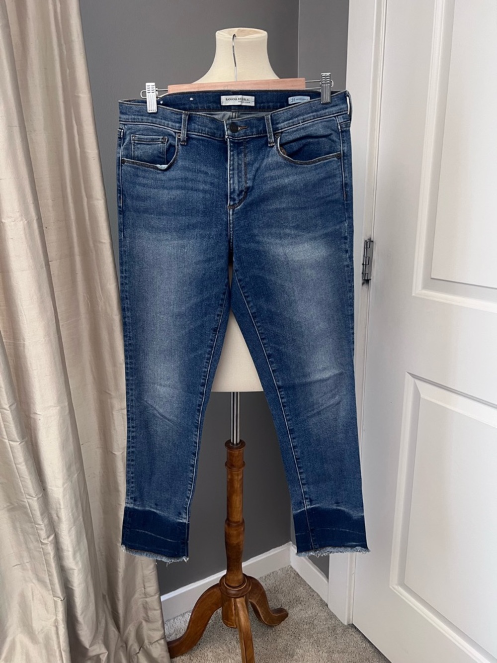 Banana Republic Mid-Rise Blue Women’s ankle Jeans with contrast frayed cuff